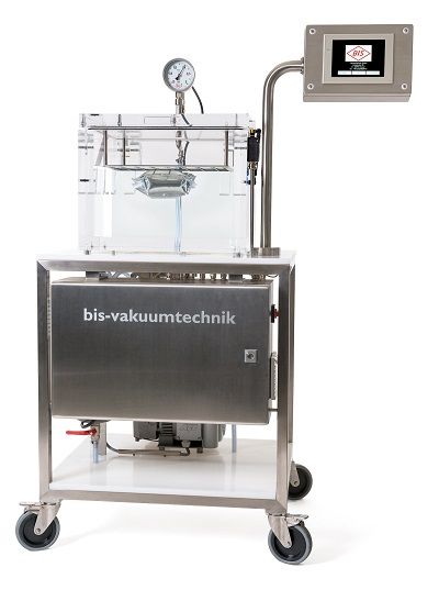 QTA Management mit Rollen. Wasserbehälter mit Druckanzeige, darunter Elektronikelement und Pumpe; oben rechts Bedieneinheit